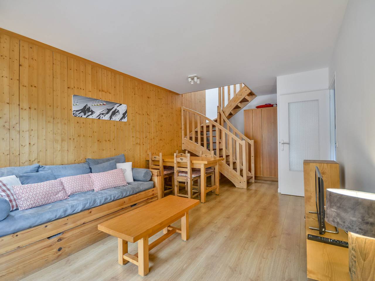 Entire apartment, Central Morzine Apt, Sleeps 4, Close to Lifts, Balcony, Parking Included in Morzine, Les Portes du Soleil
