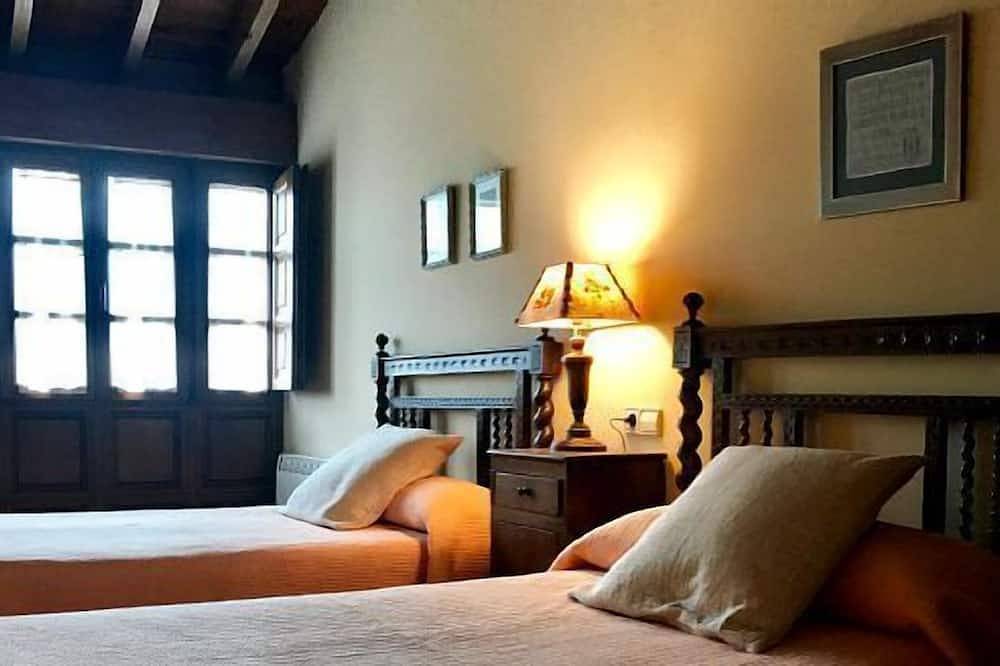 Casa con piscina y jardín, entre Picos de Europa y playas de Villaviciosa. in Pruneda, Nava