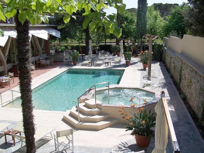 Hôtel pour 2 personnes, avec Terrasse ainsi que Jardin et Piscine à Montecatini-Terme