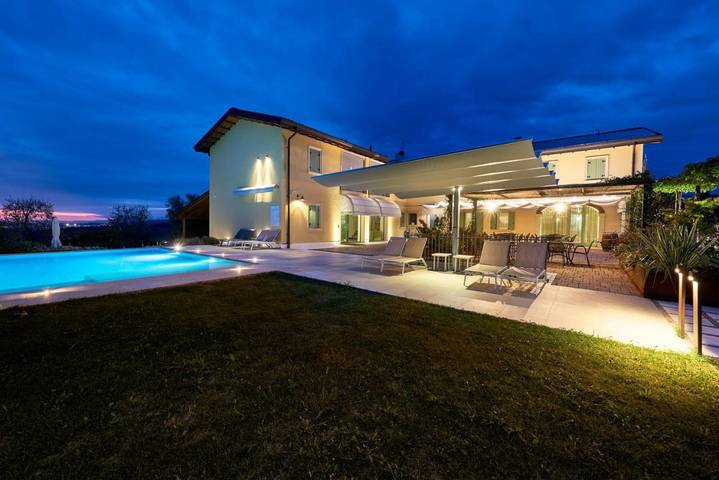 Appartamento per 4 persone, con Idromassaggio e Terrazza nonché Giardino e Piscina a Negrar di Valpolicella