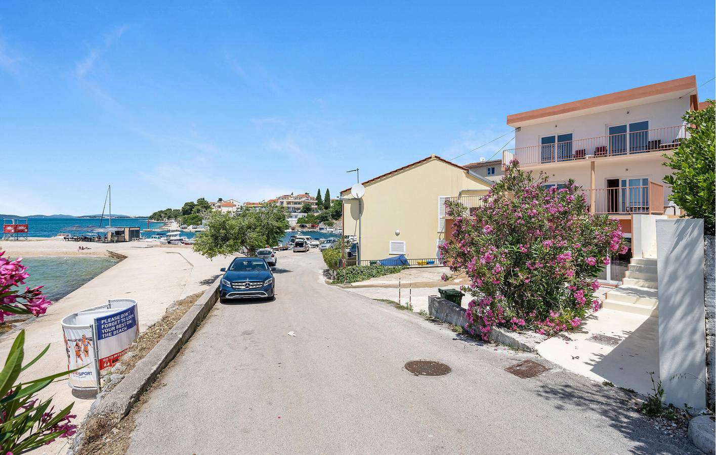 Ganze Ferienwohnung, Gemütliche Wohnung mit Terrasse, WLAN und Parkplatz, 1,5 km vom Strand entfernt in Brodarica, Šibenik-Knin