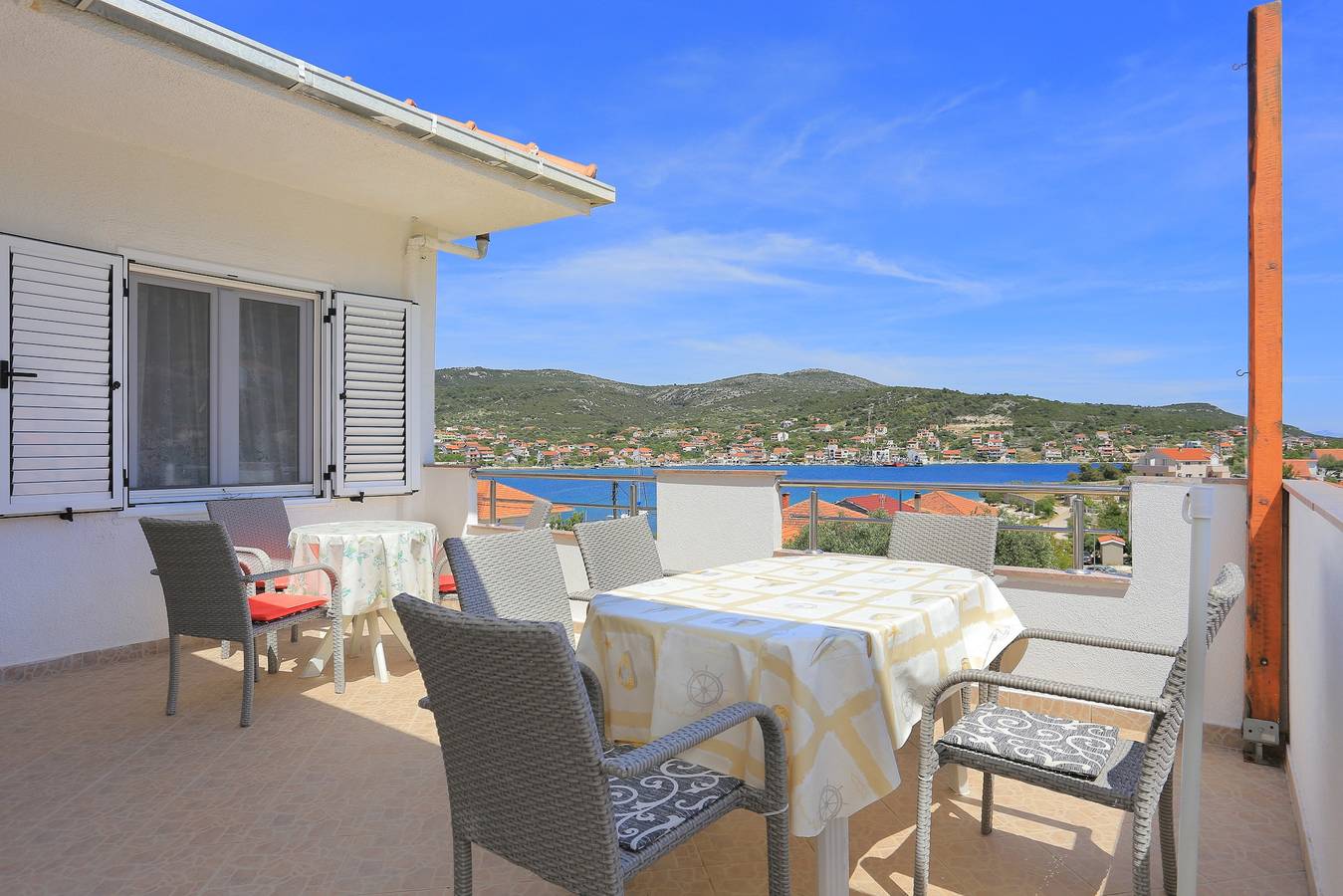 Cały apartament, Trzypokojowy apartament z tarasem i widokiem na morze Vinisce, Trogir A-11029-d in Vinisce, Żupania splicko-dalmatyńska