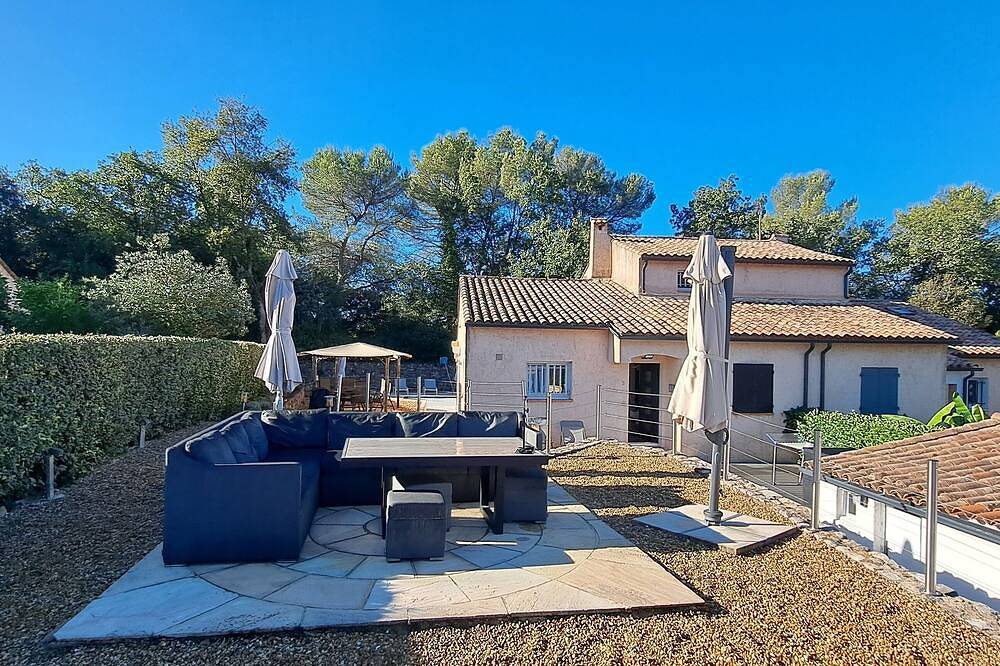 Family Villa, verwarmd zwembad, airco, wifi, Valbonne 10 min lopen in Valbonne, Cannes regio