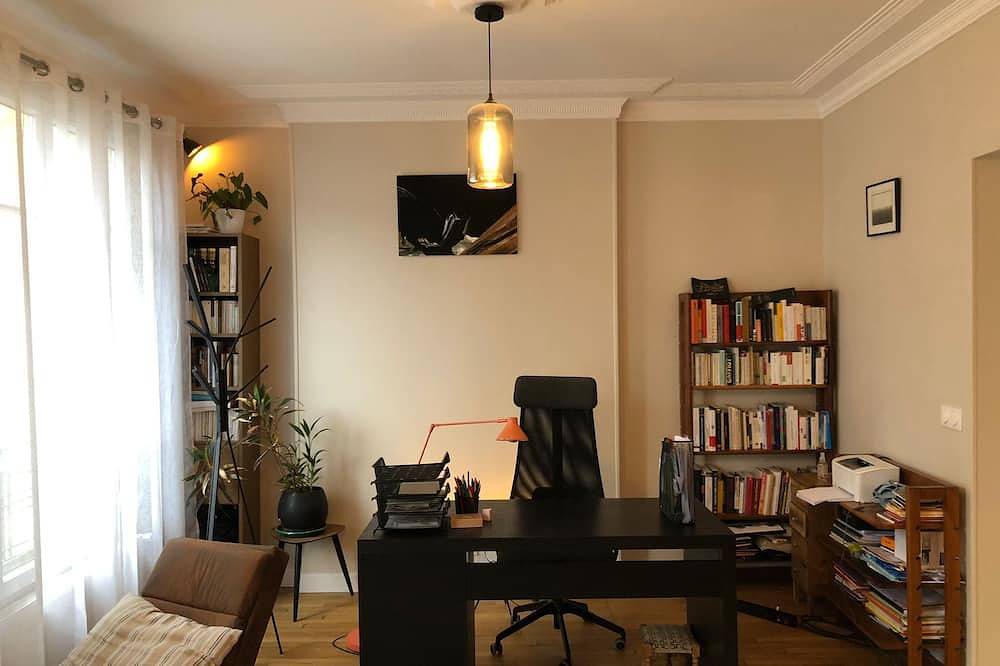 Entire apartment, Paris Retreat, Work, Dream, Repeat! in Villejuif, Val-de-Marne