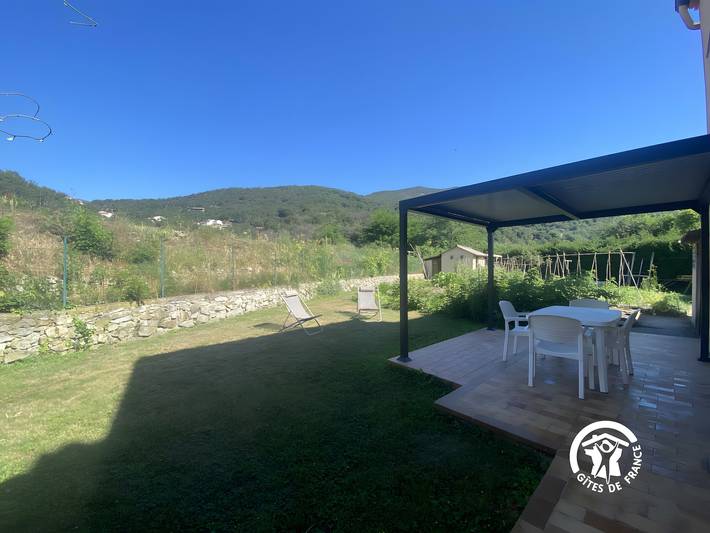 Cottage 'Gîte Tournesols' con terrazza privata, Wi-Fi e aria condizionata in Arles-sur-Tech, Céret e dintorni