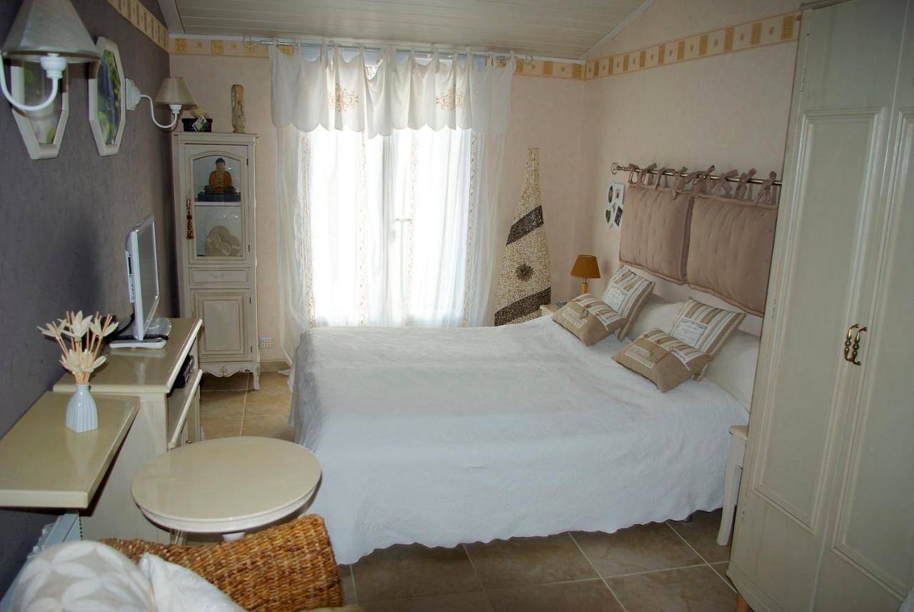 Double Room with Private External Bathroom in Pierrevert, Regionaler Naturpark Luberon