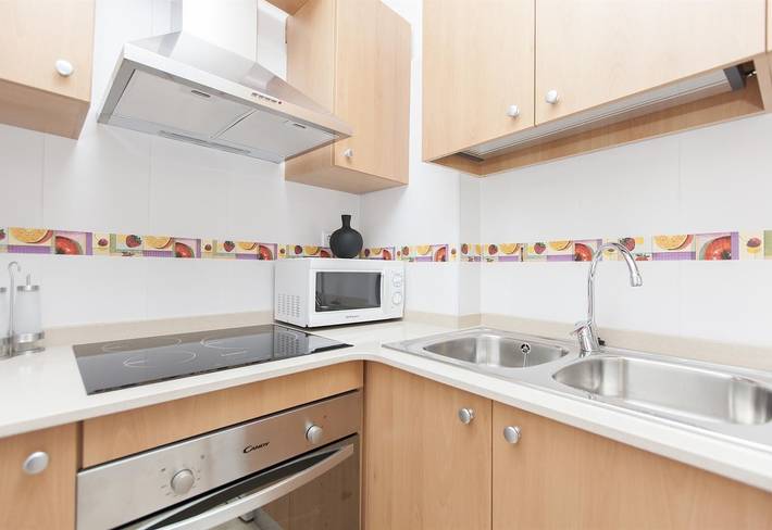 Entire apartment, 3-Bedroom Apartment Next to Plaza with Wi-Fi and Air Conditioning in Barcelona Centre, Barcelona