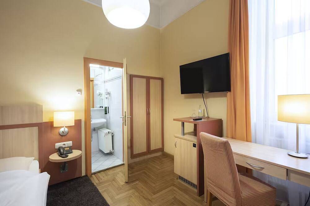 Historic Bonn Escape | Single Room | Pets Allowed | Museum Mile – 1.9 miles in Bonn, Rheinland