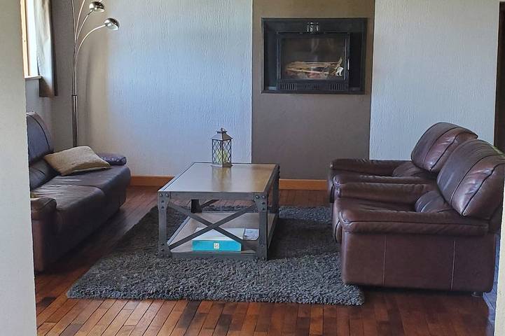 Gîte pour 5 personnes, avec piscine ainsi que jardin et terrasse, animaux acceptés à Chirassimont