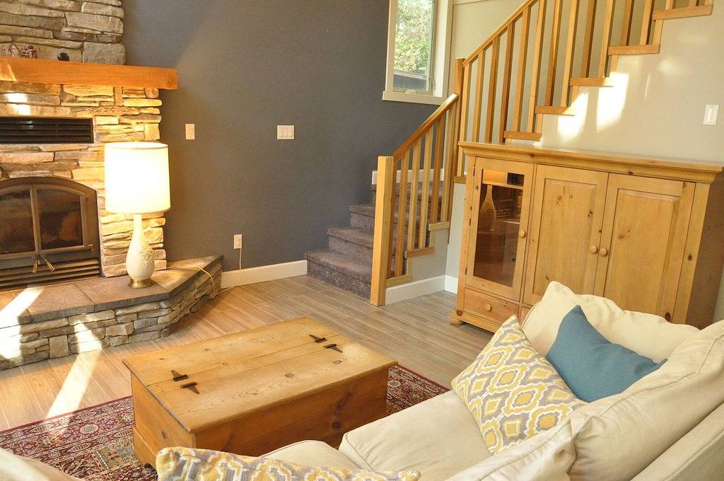 Private, von der Westküste inspirierte Hütte im Wald in Sunshine Coast Regional District