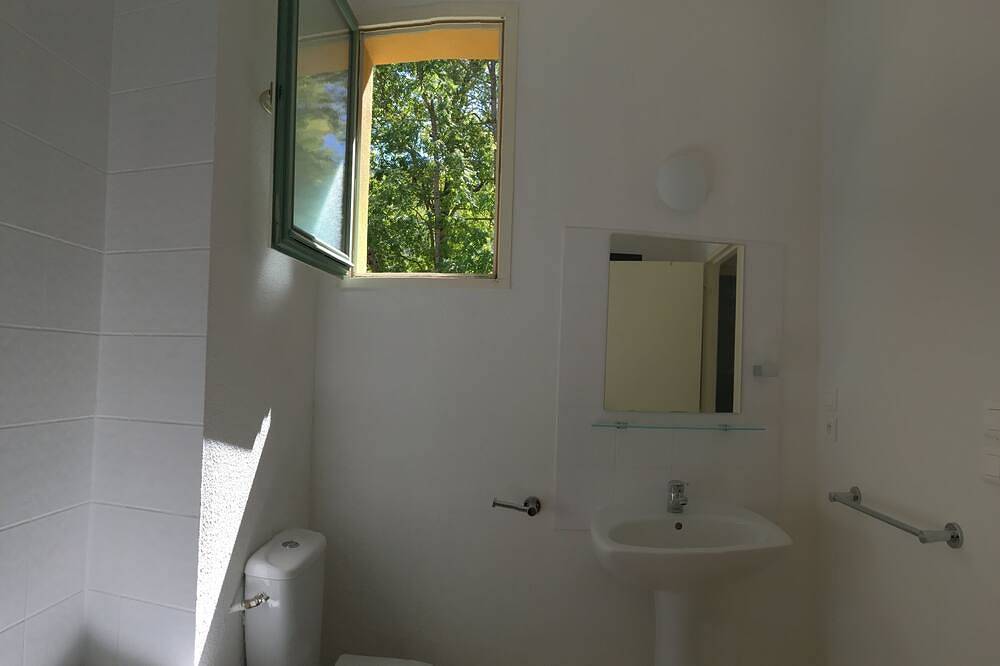 Entire apartment, Duplex 4p + 1 child 3* in a tourist residence with swimming pool in Montbrun-les-Bains, Nyons region