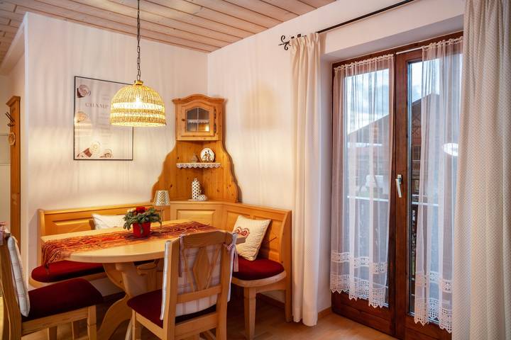 Apartamento entero, Apartamento vacacional 'En Urspring junto al embalse Lech' con vistas a la montaña, jardín común y balcón in Steingaden, Romantische Straße