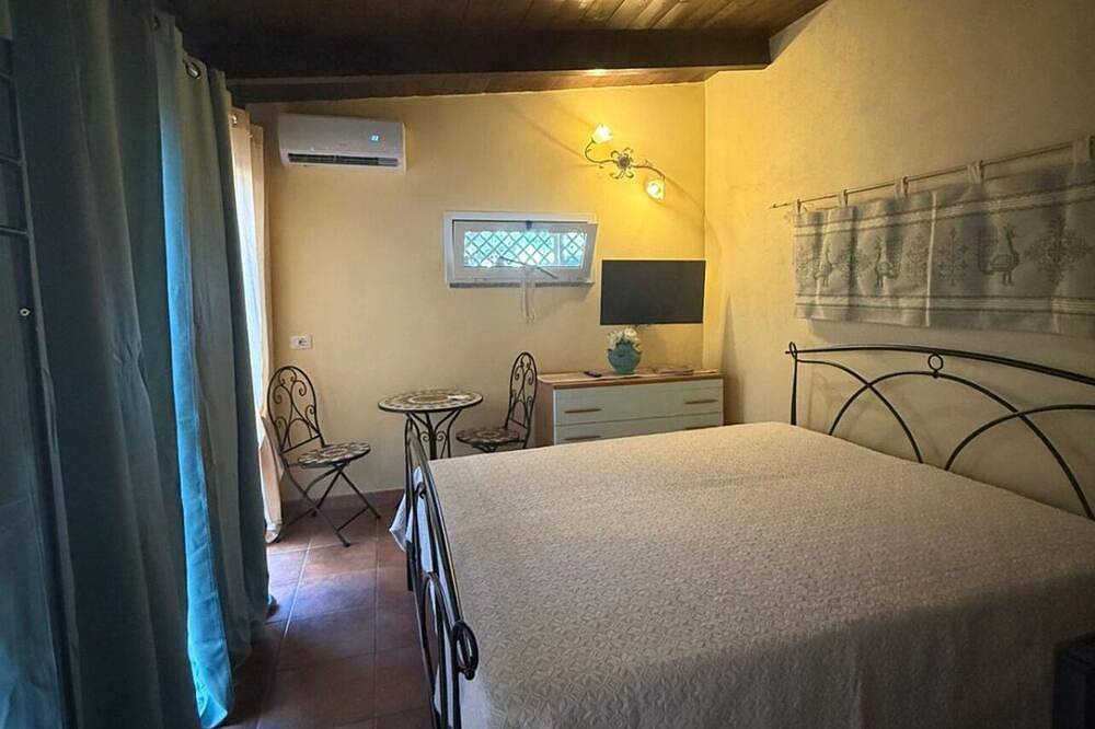 Room with private bathroom, patio. in Torre Degli Ulivi, Capoterra