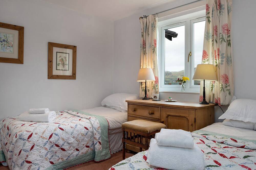 4 bedroom accommodation in Arthog, near Dolgellau in Fairbourne, Snowdonia