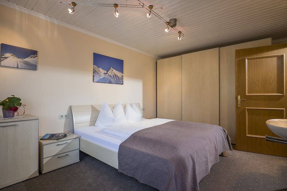 Ganze Wohnung, Sonnige Südhanglage, freistehend, direkt am Skigebiet Zillertal 3000, W-Lan in Hintertux, Tux