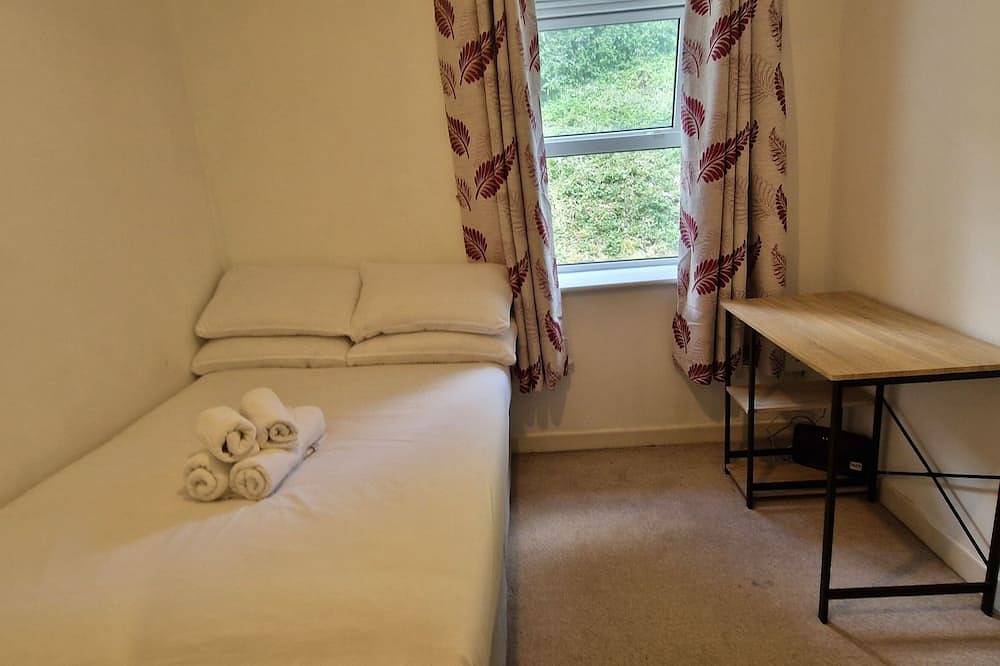 Entire apartment, Tidy, Spacious & Quiet 2Bd on Edge of Cork City in Cork, County Cork