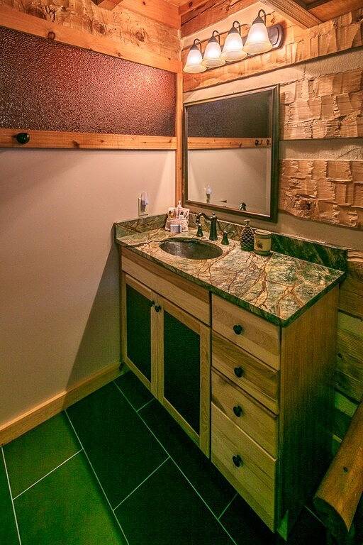 Gemütliche Bärenkabine: Whirlpool, Kicker, Billardtisch, Gasgrill, Holzplatz, Schlafmöglichkeiten für 8, 10% Last-Minute-Rabatt verfügbar in Blue Ridge Parkway, Seven Devils