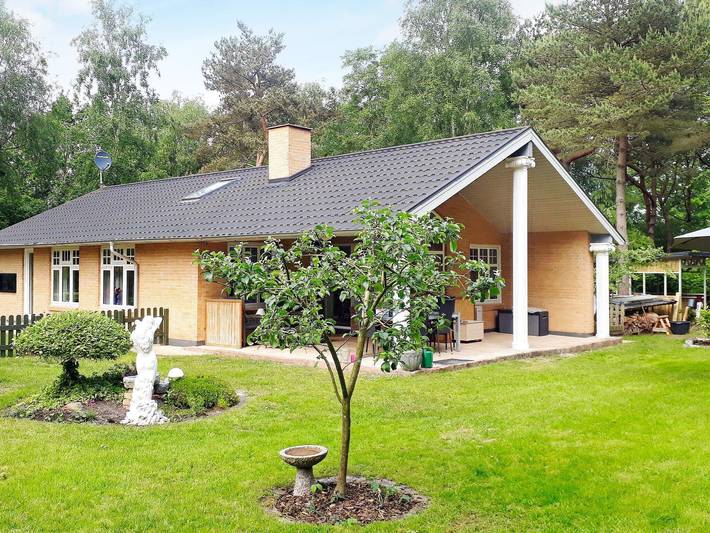 Feriehus for 4 personer, med Jacuzzi og Terrasse i tillegg til Hage i Helberskov