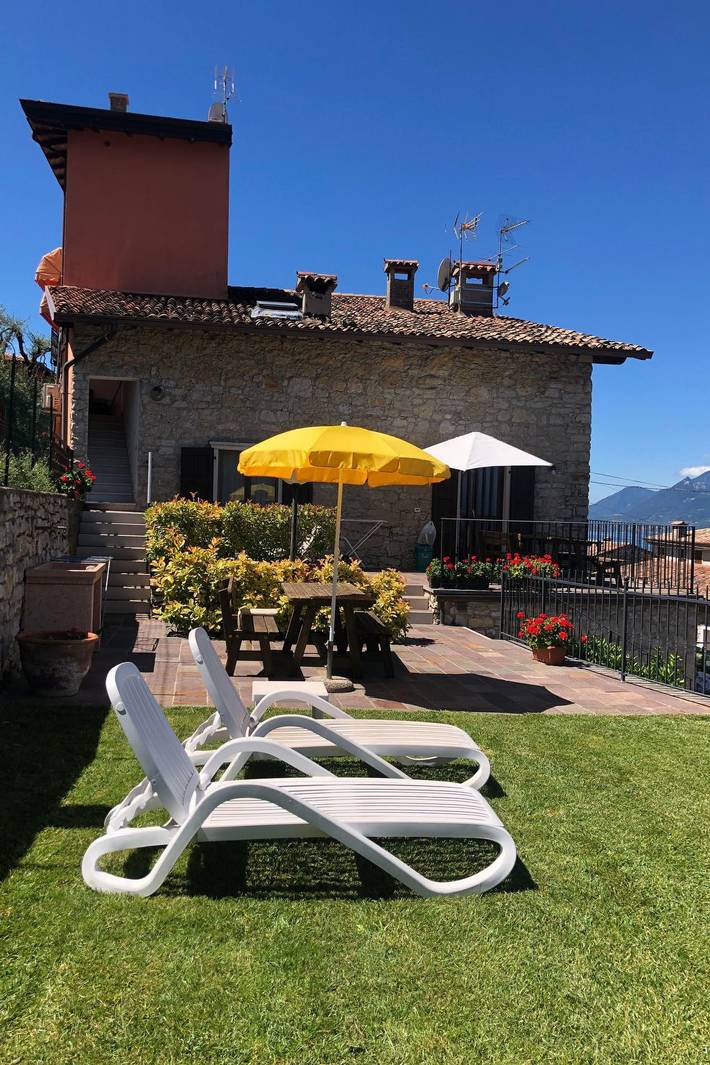 Ferienwohnung für 4 Personen, mit Balkon und Seeblick in Brenzone