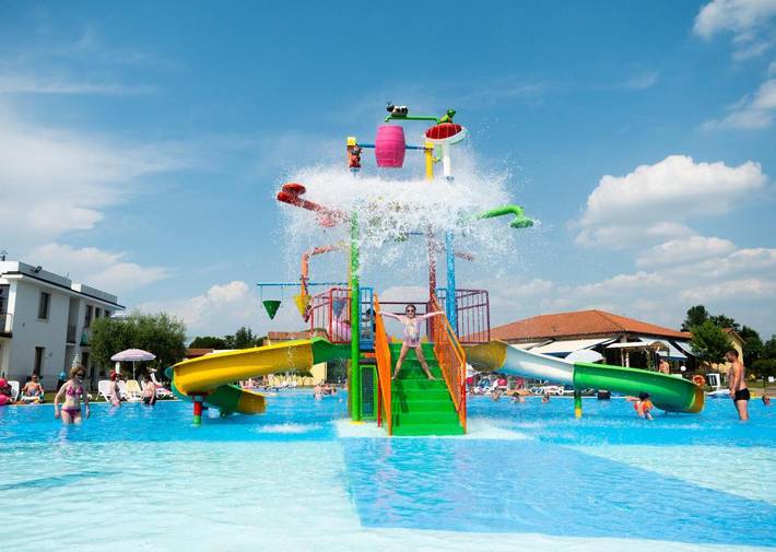 Villaggio vacanza per 6 persone, con panorama e giardino nonché piscina al Lago di Garda