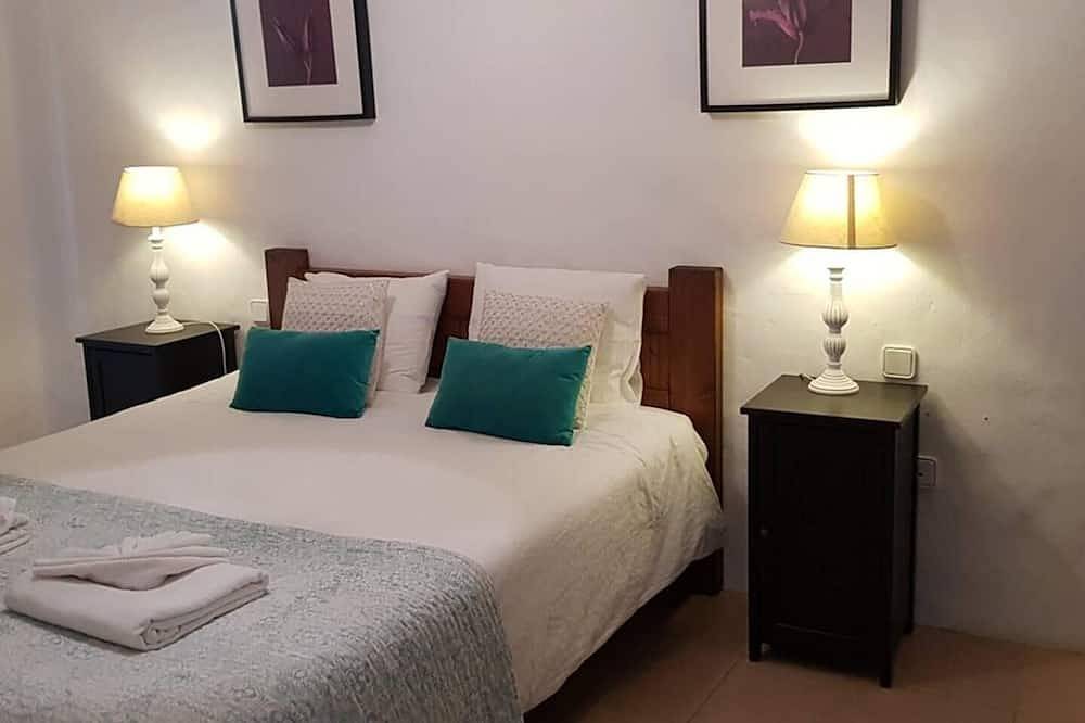 Villa Sleeps 8 with Pool and Hot Tub in Conil, Tías
