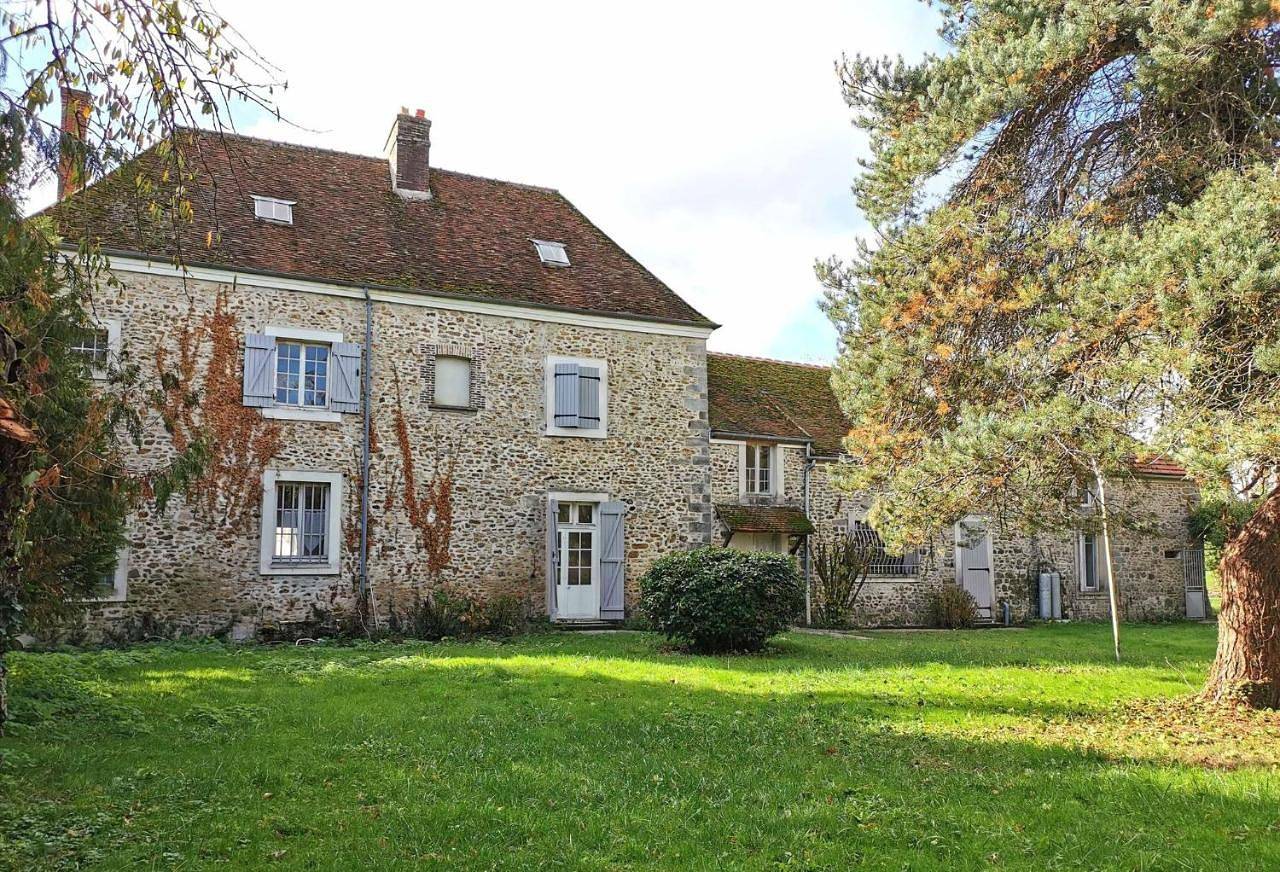 Double Room in Fontenay-Trésigny, Seine-et-Marne