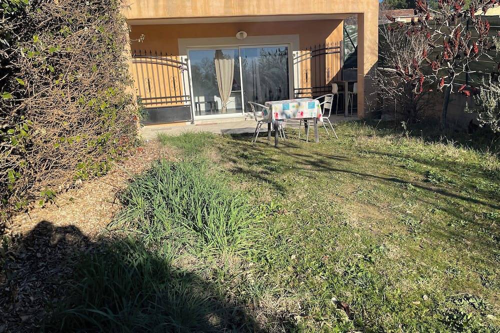 Apartamento entero, Maisonnette on the edge of a garden in the Luberon, 5 minutes' drive from a lake. in La Tour-d'Aigues, Parque natural regional del Luberon