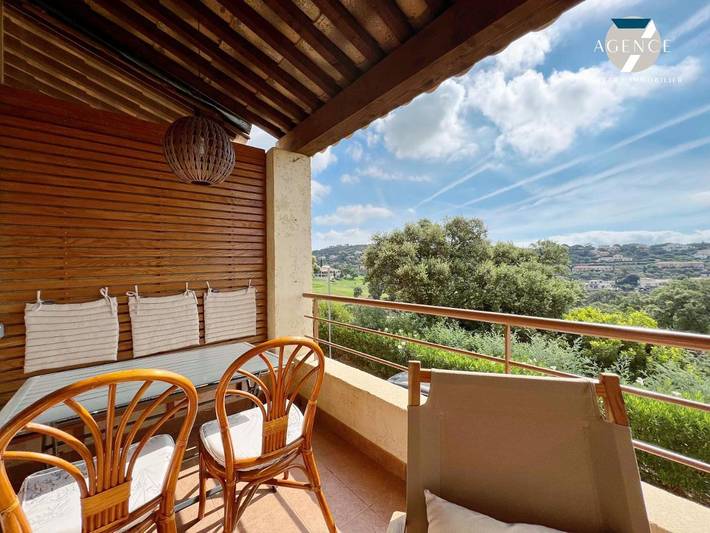 Location de vacances pour 4 personnes, avec piscine ainsi que balcon et vue dans Golf Bluegreen Sainte-Maxime