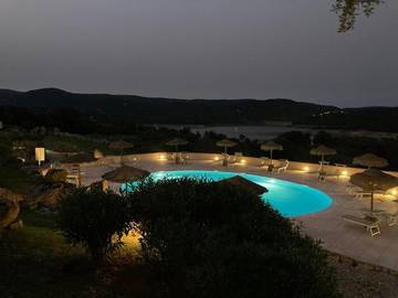 Hôtel pour 2 personnes, avec piscine et jardin ainsi que vue sur le lac et vue à Sant'Antonio di Gallura