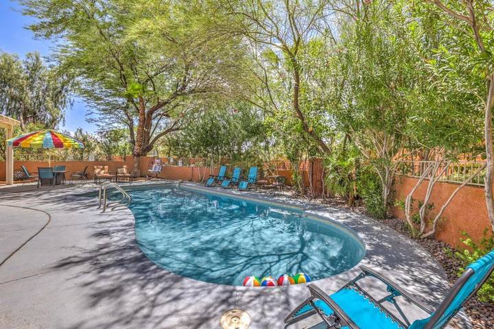 Alojamiento y desayuno para 23 personas, con jardín además de piscina y jacuzzi - 1
