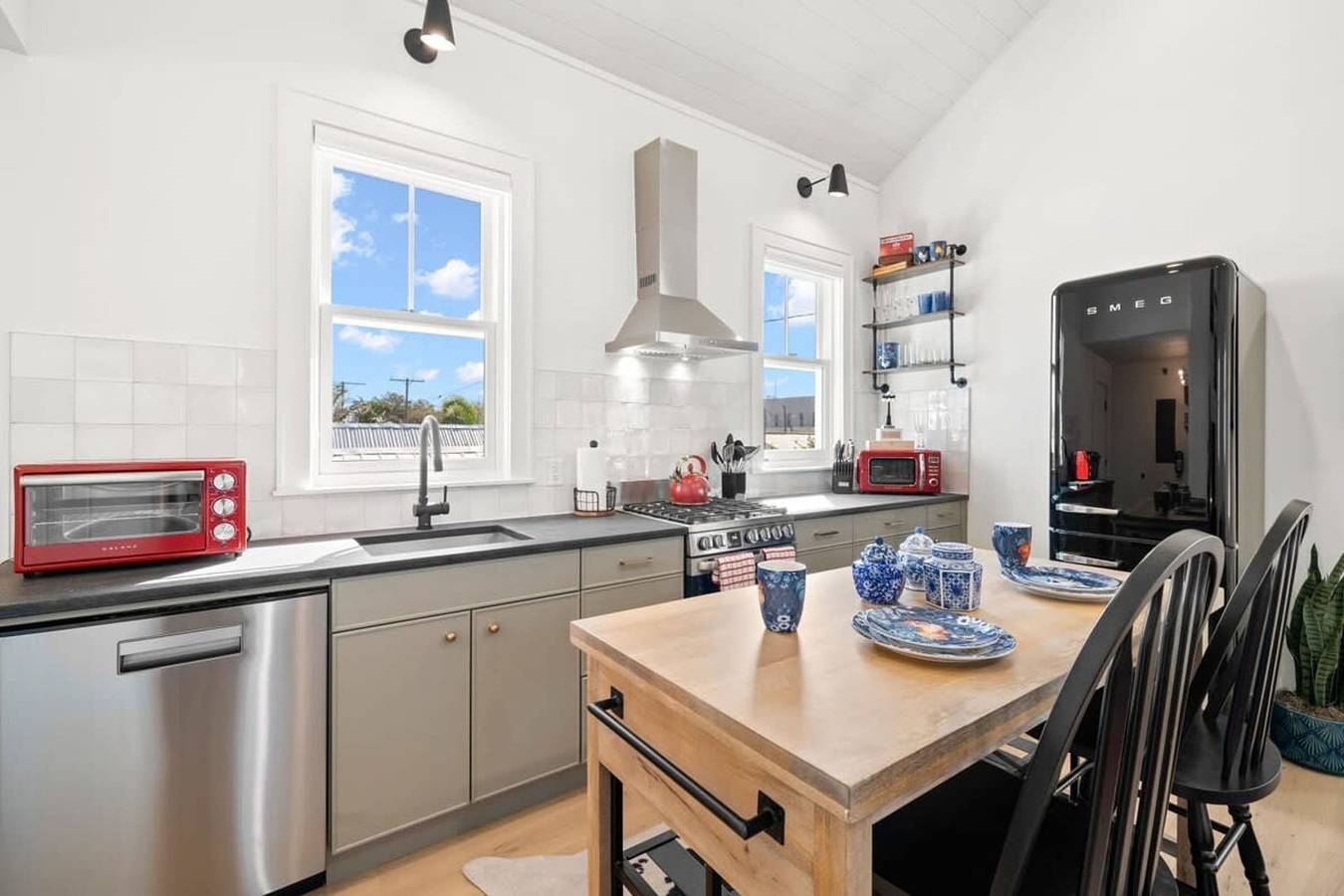 Entire studio, Casa Romeo Gorgeous Ybor Apt Steps to 7th Ave in Tampa, Tampa Bay