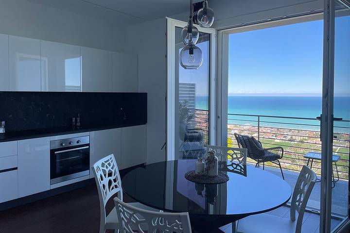 Ferienwohnung für 4 Personen, mit Ausblick und Pool sowie Garten und Balkon in Fermo - 2