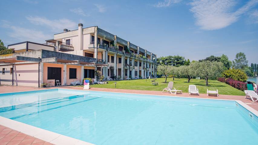 Appartamento per 4 persone, con piscina e vista lago nonché terrazza e giardino in Sirmione