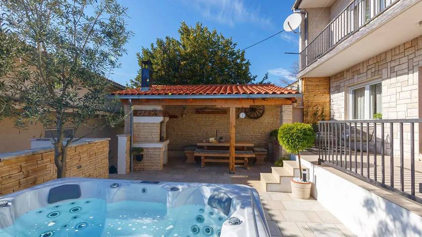 Ferienhaus für 6 Personen, mit Garten und Balkon sowie Whirlpool - 1