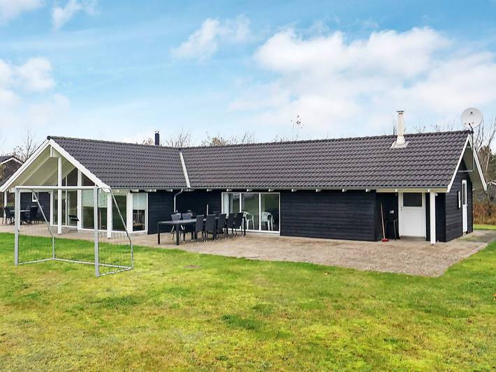 Ferieudlejning for 14 personer, med Terrasse og Pool samt Sauna i Virksund