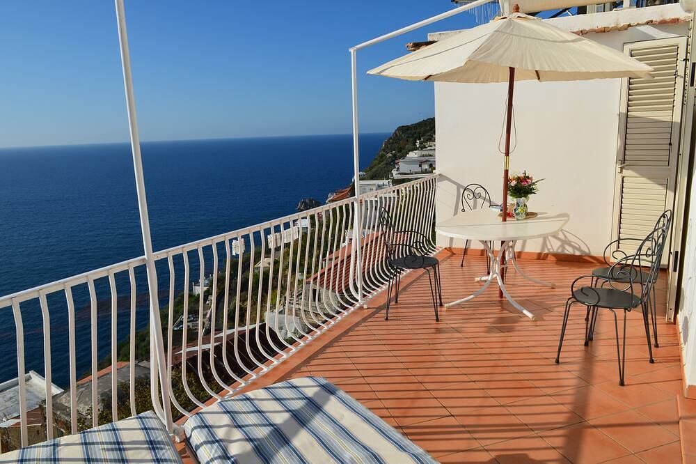 Ganze Wohnung, Bright and spacious apartment where you can enjoy peace and beautiful sea views in Praiano, Amalfiküste