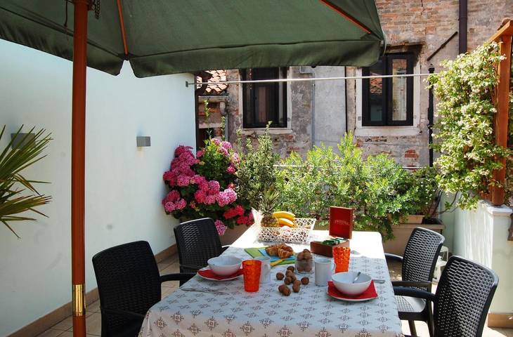 Apartment 'Loft Due Cuori Con Terrazza' with Private Terrace, Wi-Fi and Air Conditioning