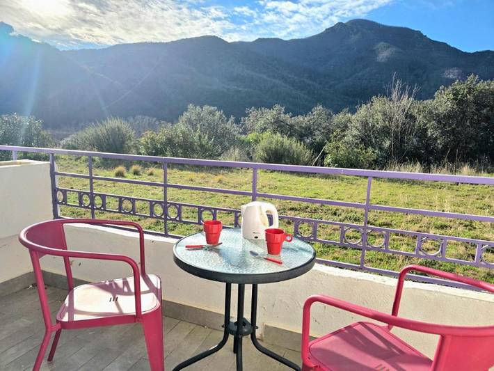 Location de vacances pour 2 personnes, avec balcon ainsi que vue et jardin à Montbolo