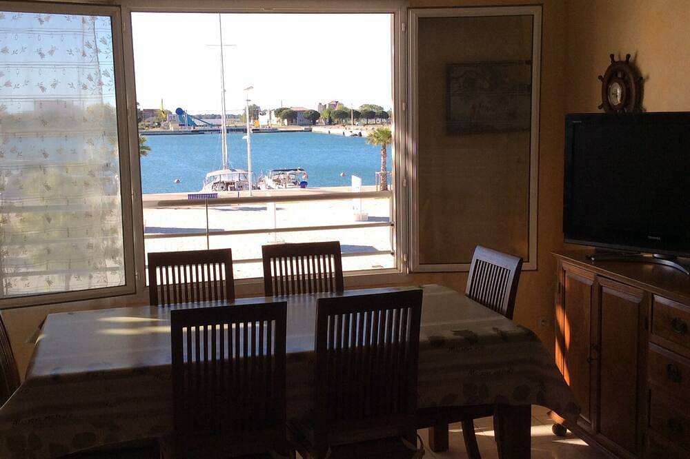 Entire apartment, Appartement T2 Avec vue sur le Port in Port-Saint-Louis-du-Rhône, Arles region