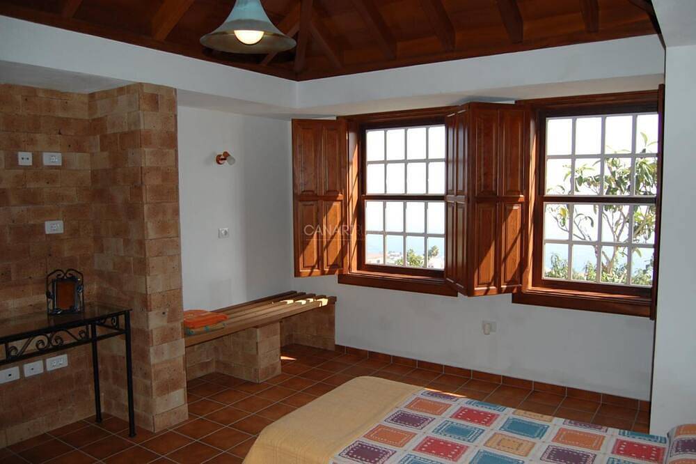 Entire apartment, Charming Rural House Lina Medina with Private Pool and Stunning Sea Vi in La Polvacera, Breña Baja