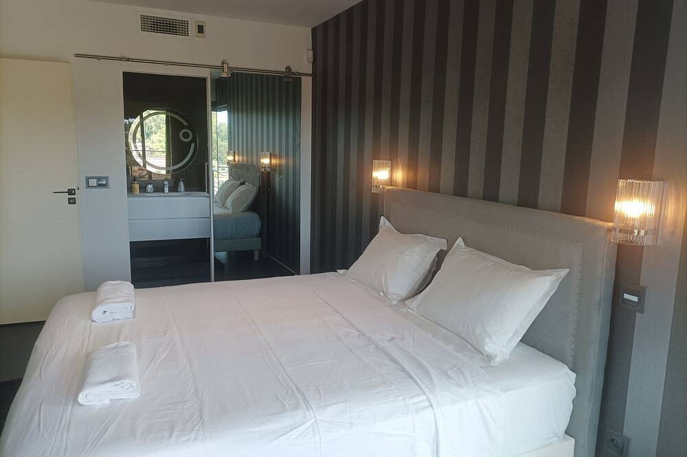 Villa contemporaine a 10 minutes de cannes in Mougins, Région de Cannes