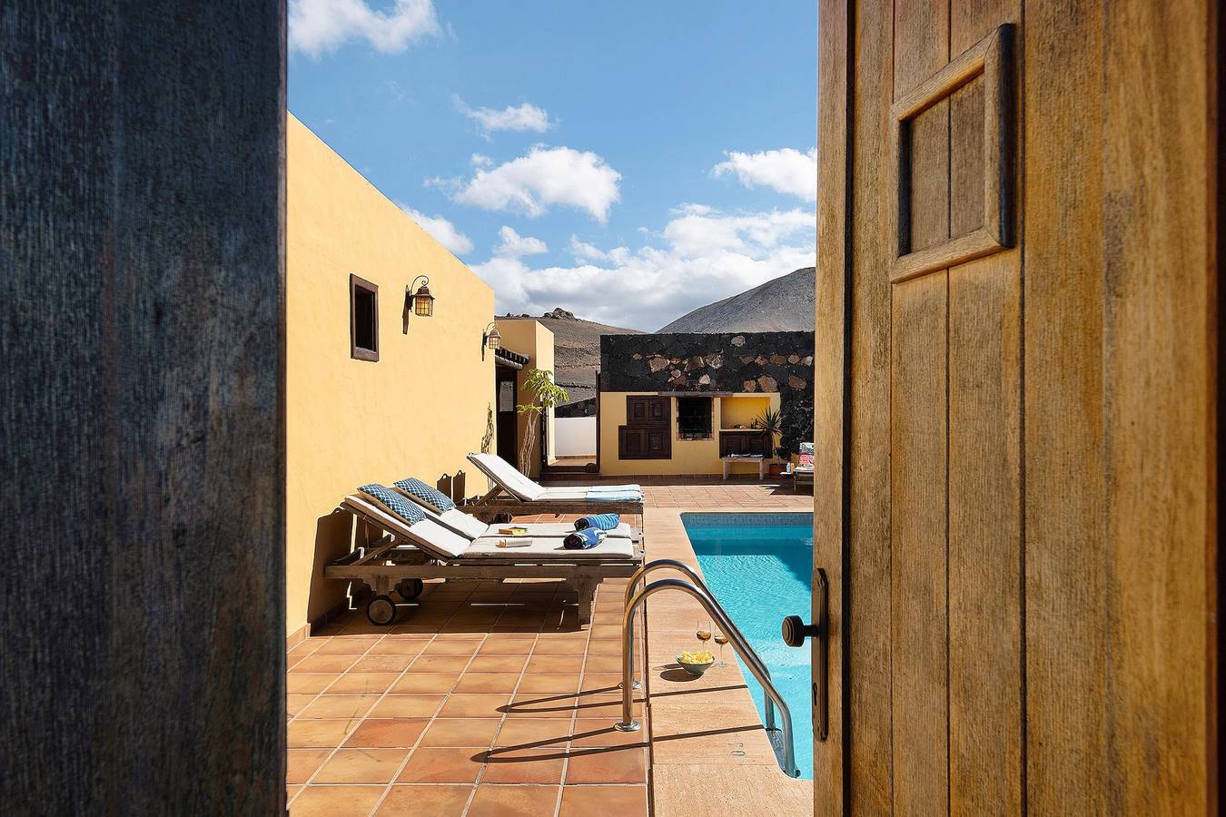 Vacation Home "Finca Acequia" with Sea View, Private Pool & Wi-Fi in Tinajo, Timanfaya National Park