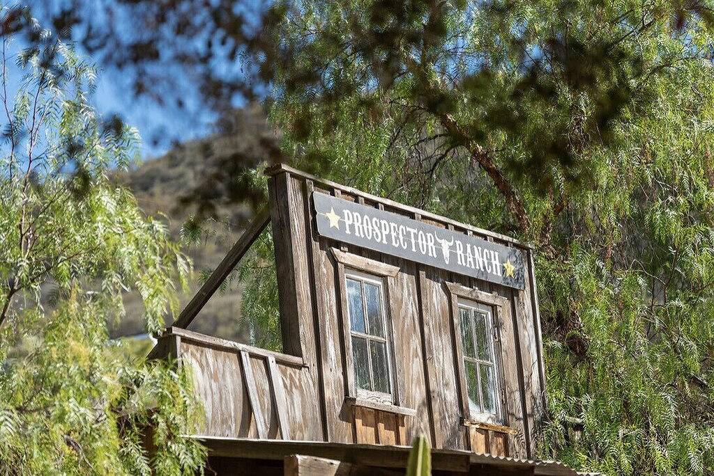 Luxury Covered Wagon in Santa Monica Mountains close to Malibu w/ King Bed in Los Angeles County