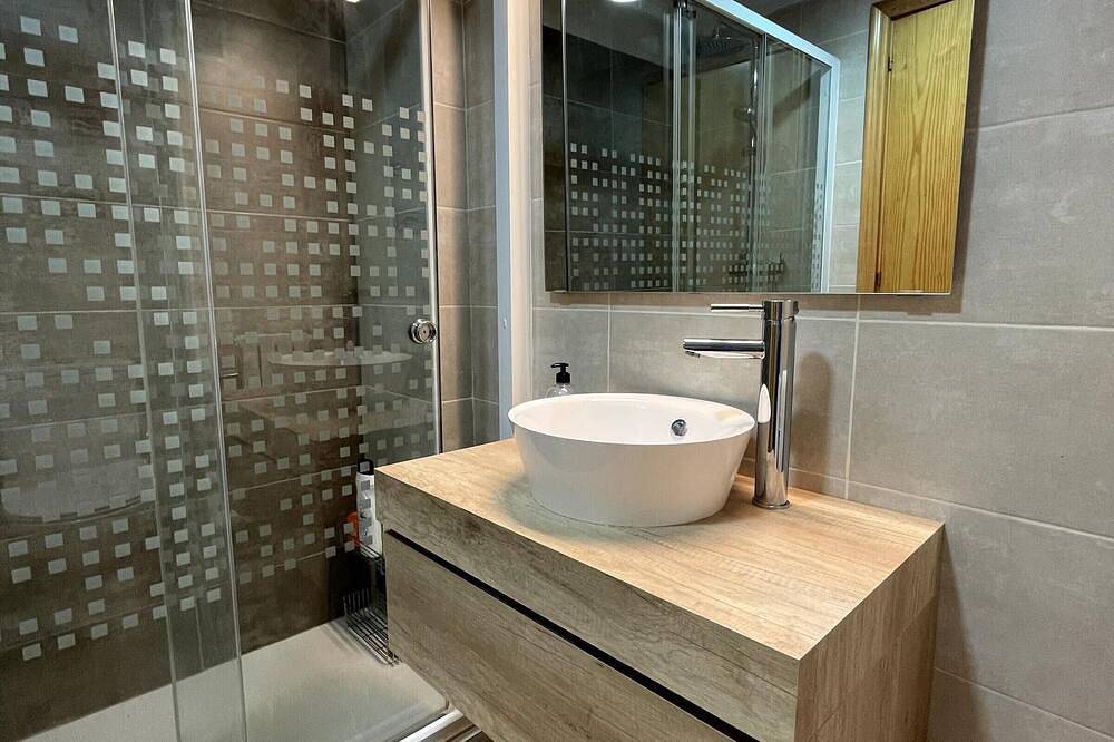 Entire apartment, Cozy 2-Bed Apt in Jaca with Terrace and Parking, 10 min Walk to Center in Jaca, Spanish Pyrenees