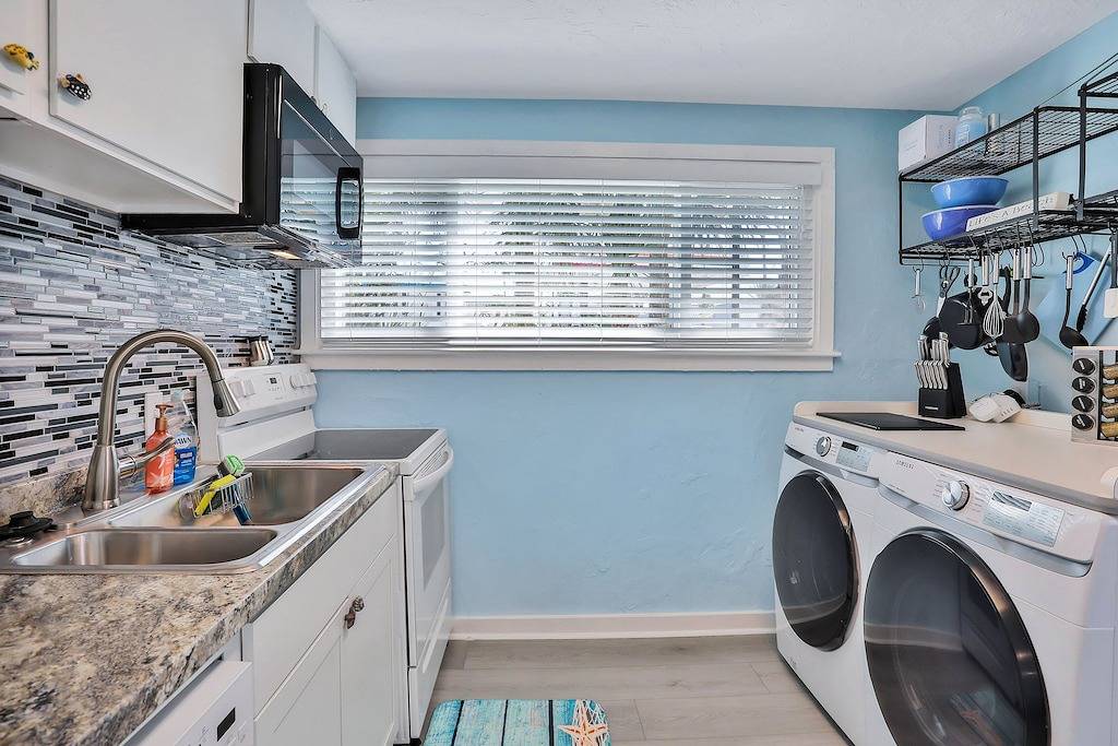 Rare Find, Ocean across street, Ample Parking, Restaurants, Murals in Home! in Daytona Beach, Florida