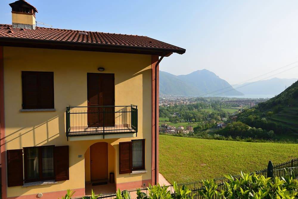Casa de vacaciones villa adosada con gran jardín in Costa Volpino, Alpes de Bérgamo Oriental