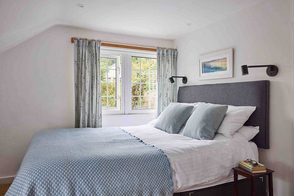 Beautiful cottage with sea views and private beach access in Helford, Cornwall