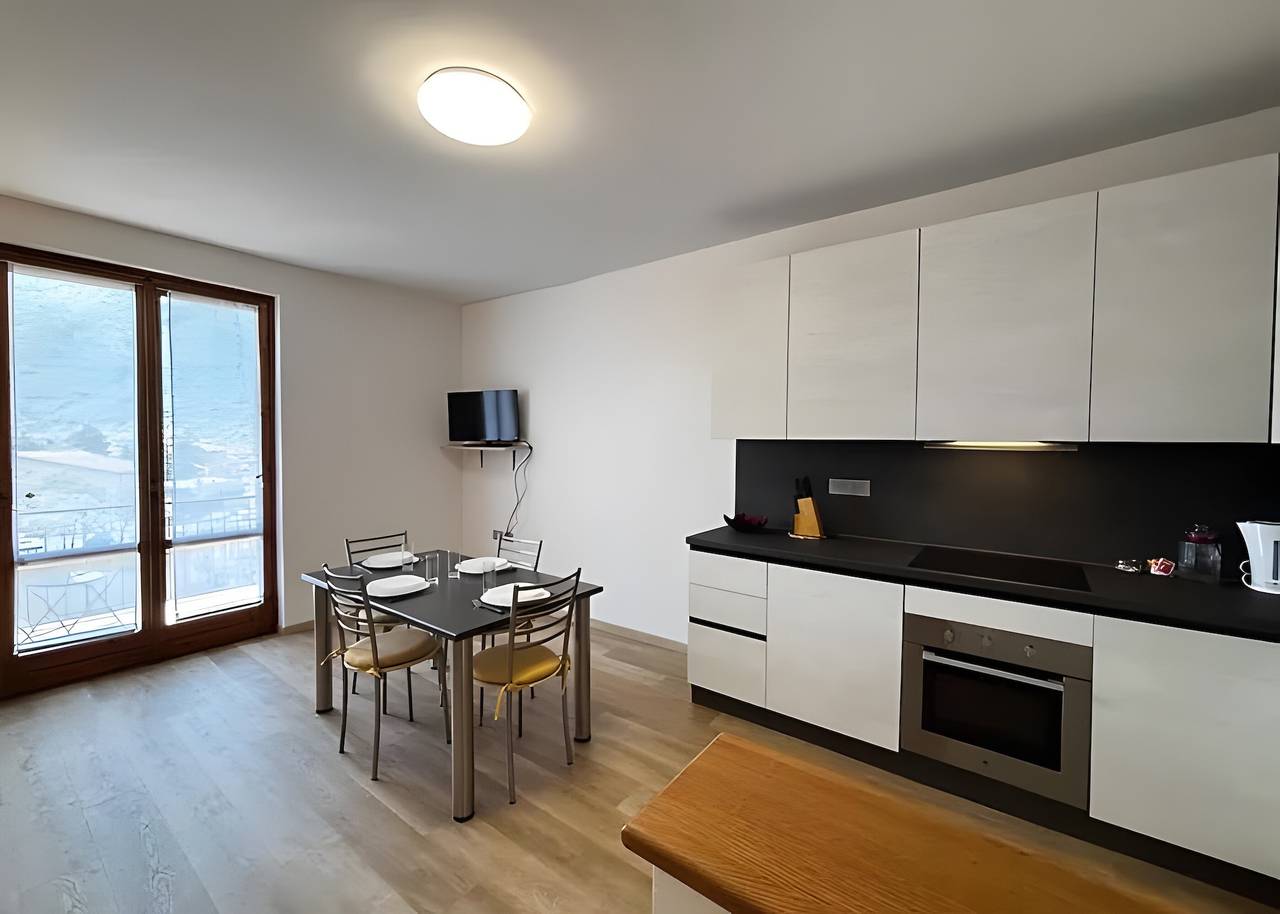 Cały apartament, Dennis House Apartment with Lake View, Private Terrace, and Wi-Fi in Gravedona, Gravedona ed Uniti