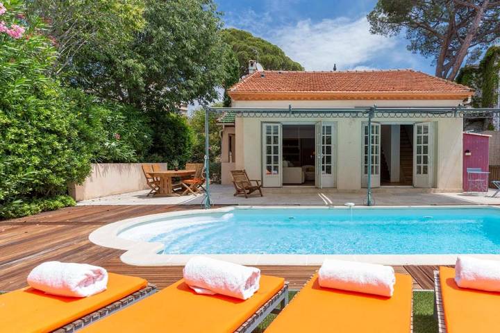 Villa pour 7 personnes, avec Balcon et Terrasse ainsi que Jardin et Piscine à Juan-les-Pins