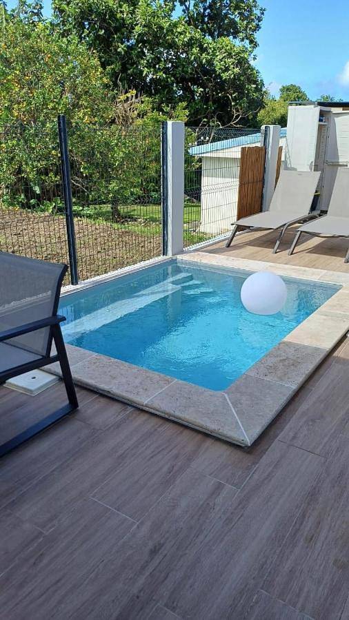Maison de vacances pour 4 personnes, avec terrasse et piscine ainsi que jardin et jacuzzi